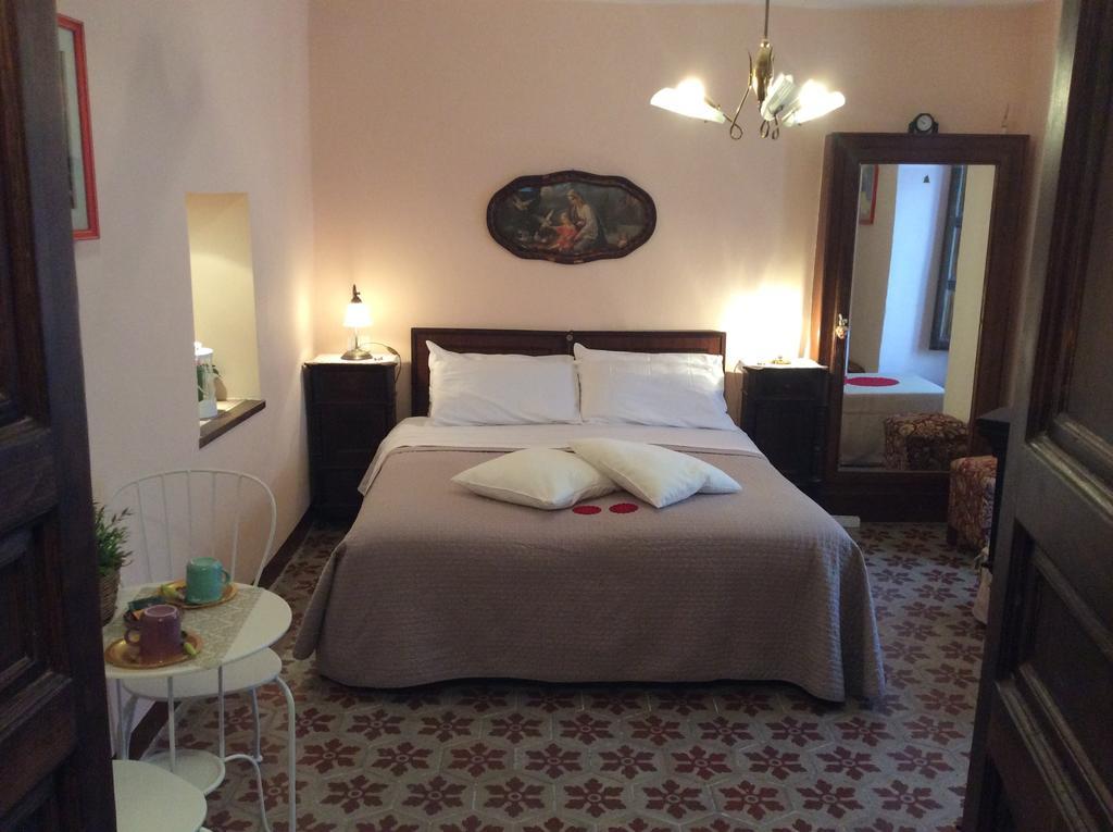 La Casa Del Pittore Di Petralia เปตราเลียโซปรานา ห้อง รูปภาพ